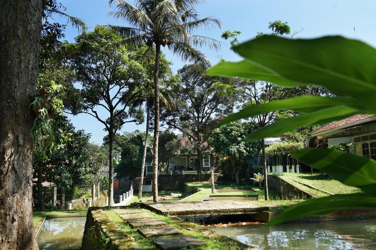 Villa Sanlias Bogor Exterior photo
